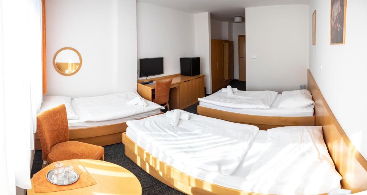 Hotel Puls ออสตราวา ภายนอก รูปภาพ